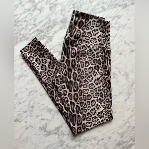 Onzie workout leggings in size S/M (fits 4-8) in leopard print
